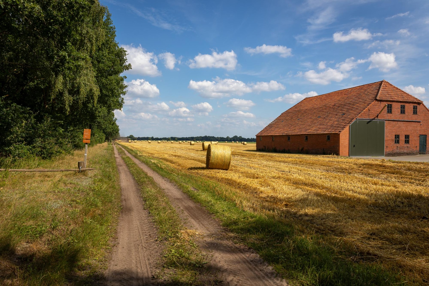 Fermas ēka uz lauka fona